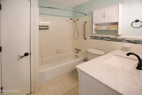 Bath - 1402 Shady Glen Dr, Clinton, MS 39056 photo 4 of 6