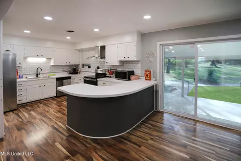 Kitchen - 1402 Shady Glen Dr, Clinton, MS 39056 photo 1 of 3