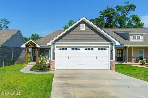 13 S Barnes Field Dr, Hattiesburg, MS 39402