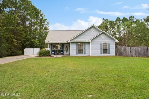 906 Dicks St, Waveland, MS 39576
