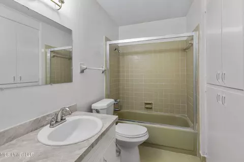 Bath - 5465 Saratoga Dr, Jackson, MS 39211 photo 5 of 6