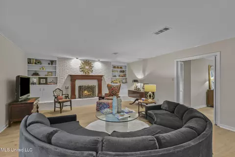Living - 5465 Saratoga Dr, Jackson, MS 39211 photo 2 of 3
