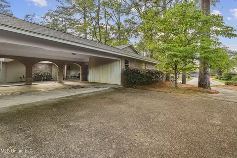 Exterior - 5465 Saratoga Dr, Jackson, MS 39211 photo 6 of 12