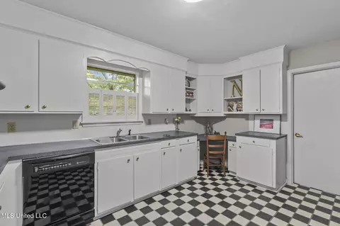 Kitchen - 5465 Saratoga Dr, Jackson, MS 39211 photo 1 of 3