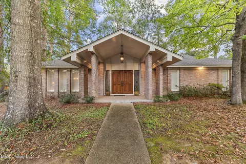 5465 Saratoga Dr, Jackson, MS 39211