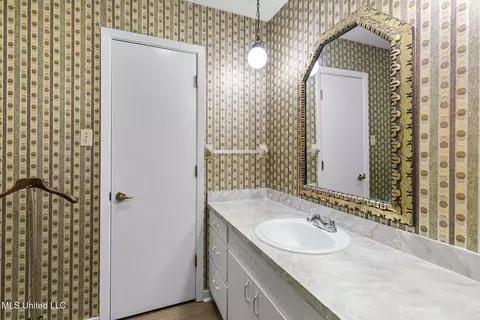 Bath - 5465 Saratoga Dr, Jackson, MS 39211 photo 6 of 6