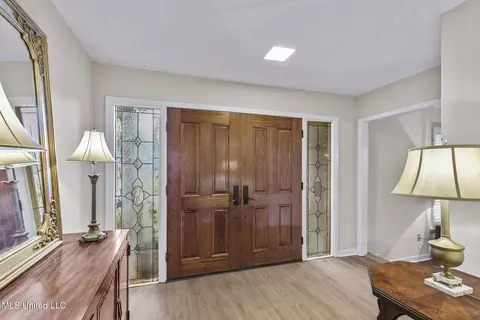 Entry Way - 5465 Saratoga Dr, Jackson, MS 39211 photo 2 of 3