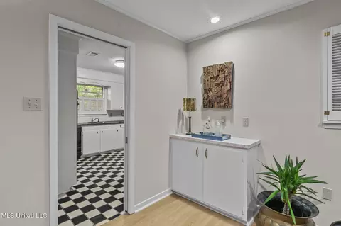 Entry Way - 5465 Saratoga Dr, Jackson, MS 39211 photo 3 of 3