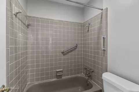 Bath - 5465 Saratoga Dr, Jackson, MS 39211 photo 3 of 6
