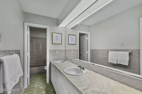 Bath - 5465 Saratoga Dr, Jackson, MS 39211 photo 2 of 6