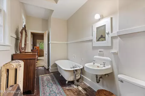 Bath - 2310 Elm St, Hernando, MS 38632 photo 1 of 3