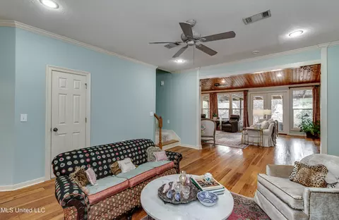 Living - 506 Windsor Dr, Brandon, MS 39047 photo 2 of 7