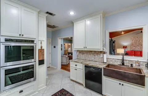 Kitchen - 506 Windsor Dr, Brandon, MS 39047 photo 3 of 9