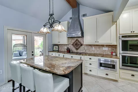 Kitchen - 506 Windsor Dr, Brandon, MS 39047 photo 7 of 9