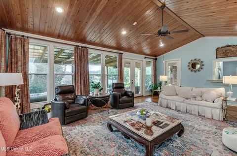 Living - 506 Windsor Dr, Brandon, MS 39047 photo 6 of 7