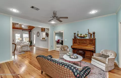 Living - 506 Windsor Dr, Brandon, MS 39047 photo 3 of 7