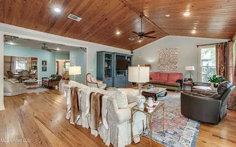 Living - 506 Windsor Dr, Brandon, MS 39047 photo 5 of 7