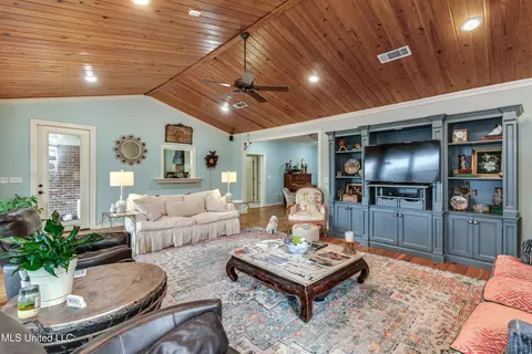 Living - 506 Windsor Dr, Brandon, MS 39047 photo 7 of 7
