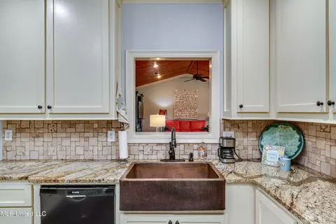 Kitchen - 506 Windsor Dr, Brandon, MS 39047 photo 4 of 9