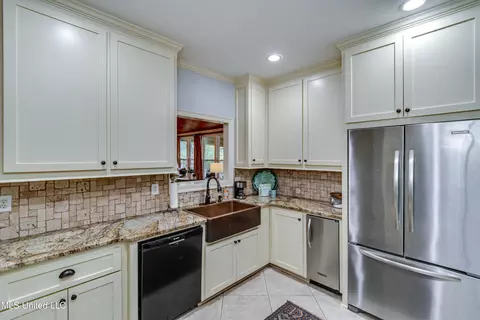 Kitchen - 506 Windsor Dr, Brandon, MS 39047 photo 2 of 9
