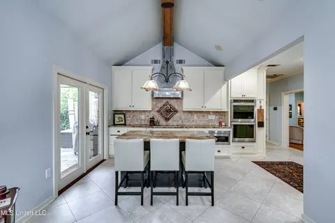 Kitchen - 506 Windsor Dr, Brandon, MS 39047 photo 8 of 9