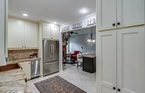 Kitchen - 506 Windsor Dr, Brandon, MS 39047 photo 1 of 9