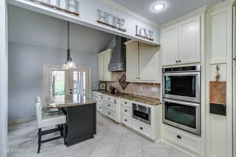 Kitchen - 506 Windsor Dr, Brandon, MS 39047 photo 5 of 9
