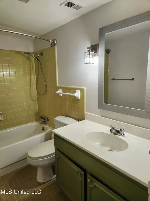 Bath - 5025 Wayneland Dr #B7, Jackson, MS 39211 photo 1 of 2