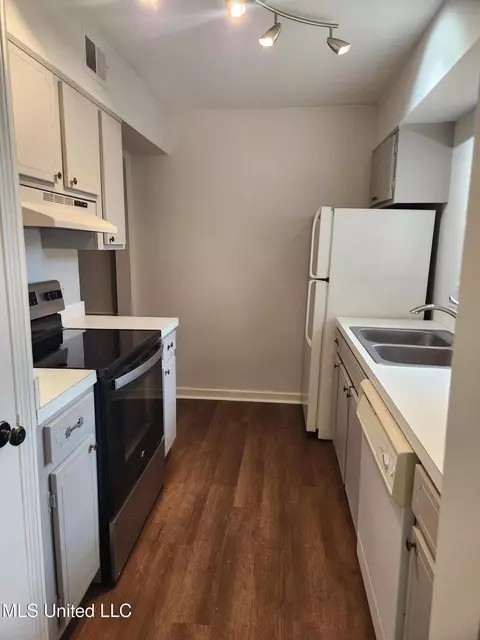 Kitchen - 5025 Wayneland Dr #B7, Jackson, MS 39211 photo 1 of 2