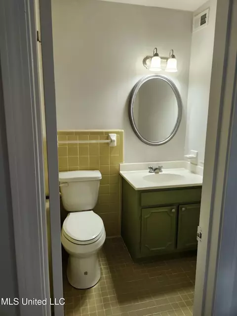 Bath - 5025 Wayneland Dr #B7, Jackson, MS 39211 photo 2 of 2