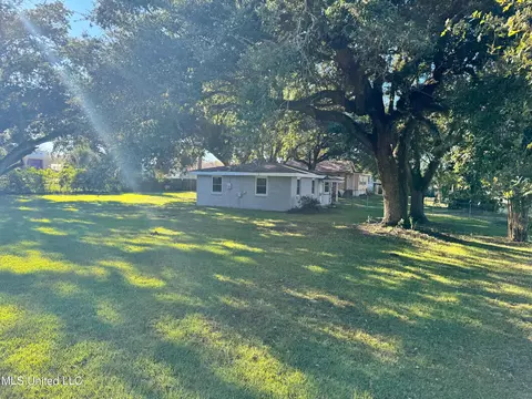 542 Demontluzin Ave, Bay Saint Louis, MS 39520