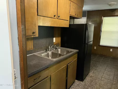 Kitchen - 5665 Queen Mary Ln, Jackson, MS 39209 photo 2 of 2
