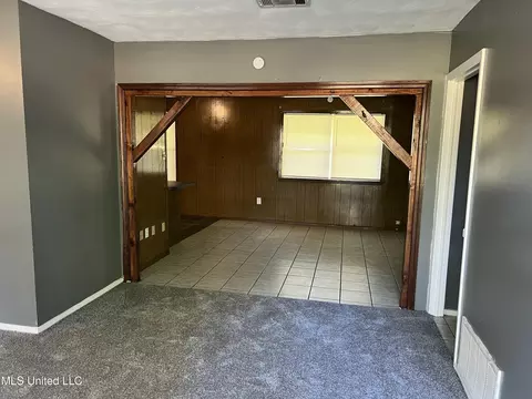 Living - 5665 Queen Mary Ln, Jackson, MS 39209 photo 1 of 4