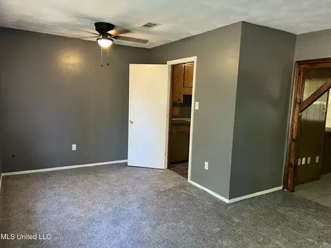 Living - 5665 Queen Mary Ln, Jackson, MS 39209 photo 2 of 4