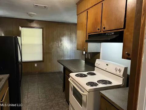 Kitchen - 5665 Queen Mary Ln, Jackson, MS 39209 photo 1 of 2