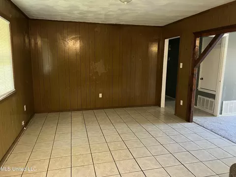 Living - 5665 Queen Mary Ln, Jackson, MS 39209 photo 4 of 4