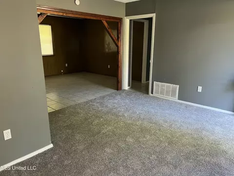Living - 5665 Queen Mary Ln, Jackson, MS 39209 photo 3 of 4