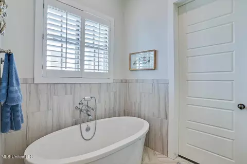 Bath - 155 N Natchez Dr, Madison, MS 39110 photo 2 of 4