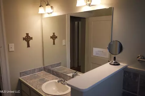 Bath - 1733 Myrtle St, Jackson, MS 39202 photo 2 of 5