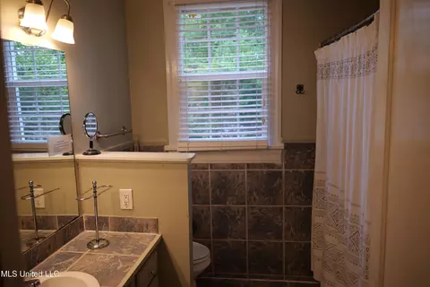 Bath - 1733 Myrtle St, Jackson, MS 39202 photo 1 of 5