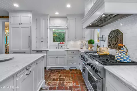 Kitchen - 2055 Heritage Hill Dr, Jackson, MS 39211 photo 3 of 5