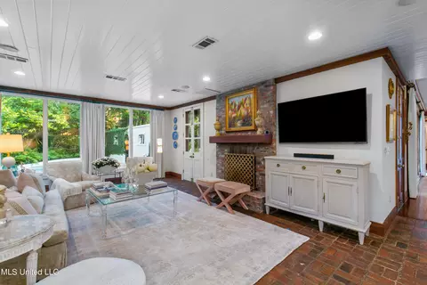 Living - 2055 Heritage Hill Dr, Jackson, MS 39211 photo 5 of 5