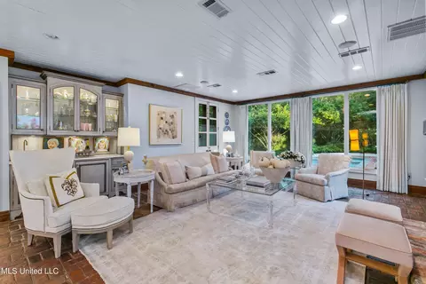 Living - 2055 Heritage Hill Dr, Jackson, MS 39211 photo 4 of 5