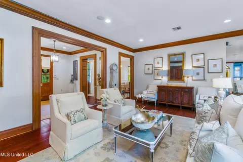 Living - 2055 Heritage Hill Dr, Jackson, MS 39211 photo 2 of 5
