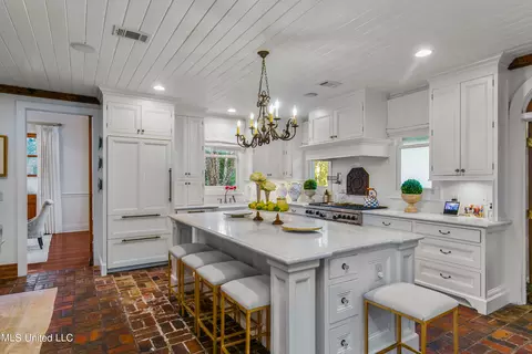 Kitchen - 2055 Heritage Hill Dr, Jackson, MS 39211 photo 2 of 5
