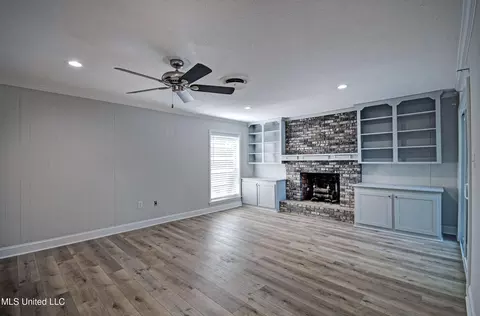 Living - 910 Live Oak Dr, Clinton, MS 39056 photo 3 of 4