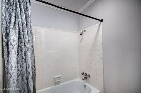 Bath - 910 Live Oak Dr, Clinton, MS 39056 photo 2 of 3