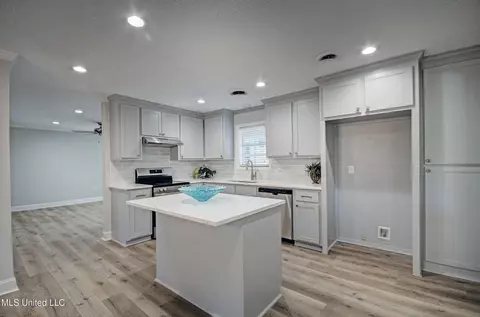 Kitchen - 910 Live Oak Dr, Clinton, MS 39056 photo 2 of 3