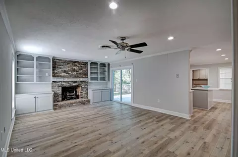 Living - 910 Live Oak Dr, Clinton, MS 39056 photo 1 of 4
