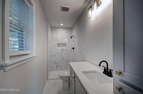 Bath - 910 Live Oak Dr, Clinton, MS 39056 photo 3 of 3